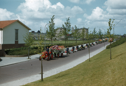 821873 Afbeelding van de optocht van de gemeentelijke diensten ter gelegenheid van de viering van Bevrijdingsdag, met ...